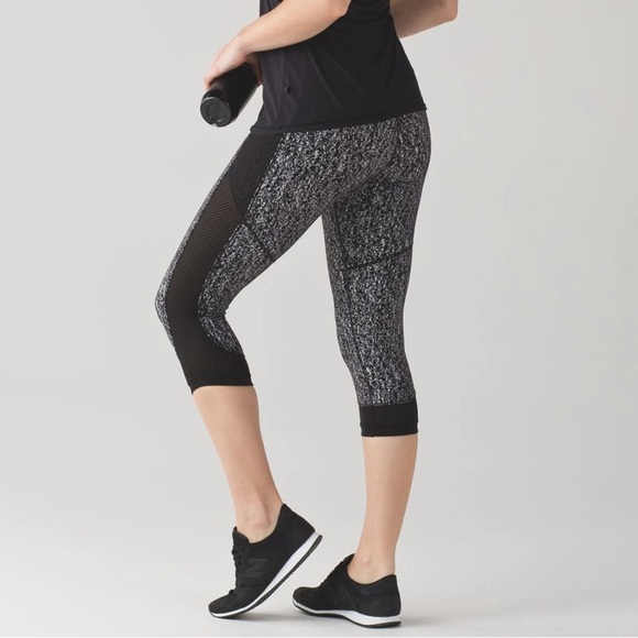 lululemon athletica Pants - Lululemon Size 4 Fit Physique Crop 19" Leggings Luon Suited Jacquard Black White